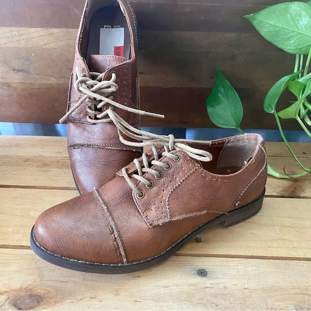 Bull Boxer Women’s Oxford Shoe size 7